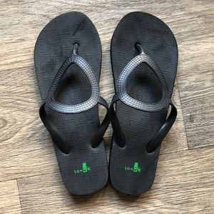 Sanuk size 9 black flip flop sandals.